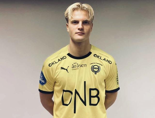 队友送大礼！QPR绝杀功臣疯狂庆祝，下一秒只剩底裤苦笑（队友大赠送！QPR绝杀英雄狂喜庆祝，转眼只剩内裤无奈苦笑）