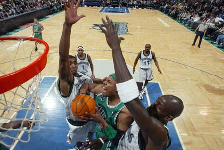 丁俊晖再次大战奥沙利文，追平比分状态火爆（丁俊晖再战奥沙利文，强势扳平比分状态爆棚）