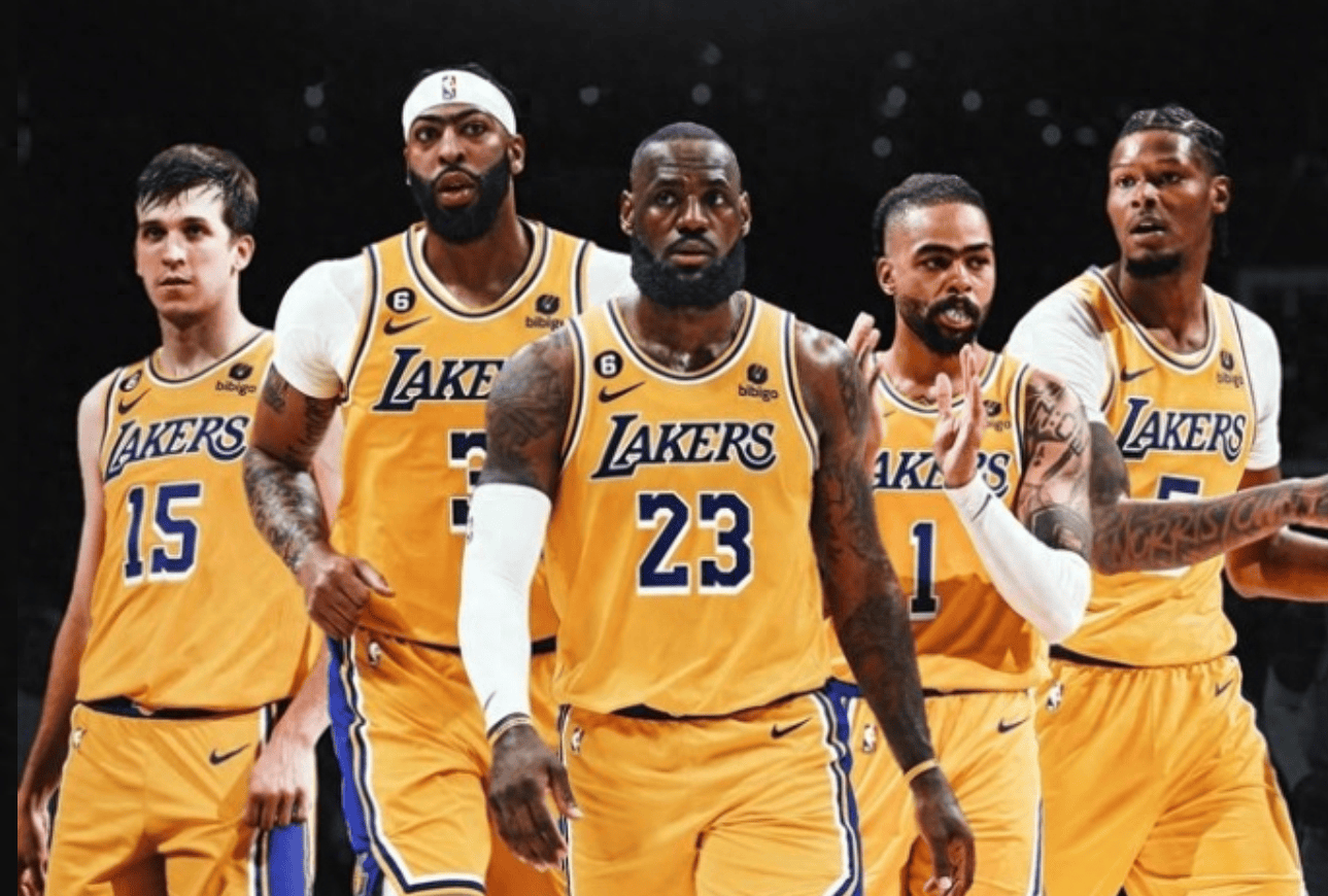 上海海港实现中超三连冠，为中国顶级联赛历史第三队（上海海港加冕中超三连冠，成中国顶级联赛史上第三支三连冠球队）