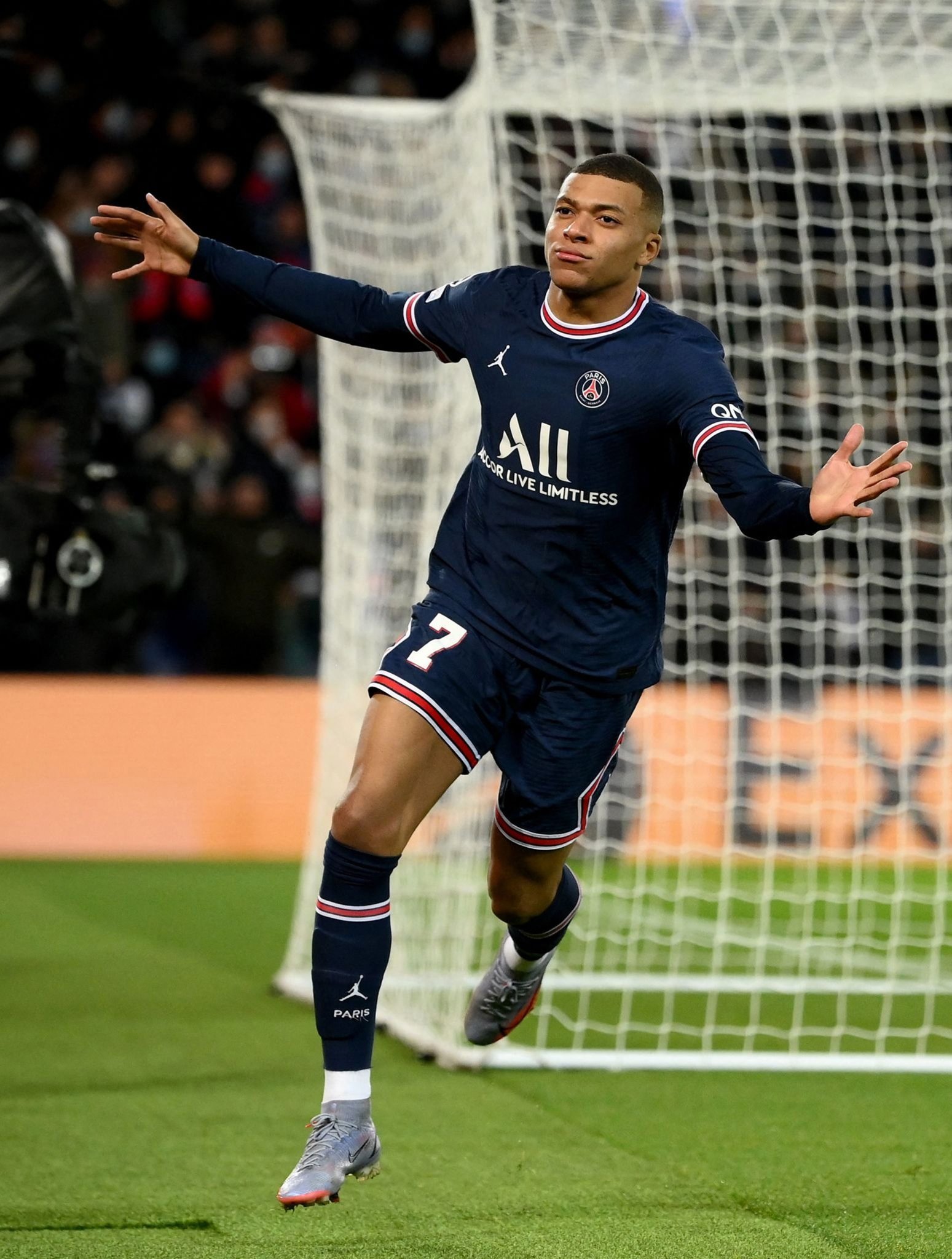 米体：莱奥两个儿子将观看米兰德比，这是他们第一次现场观赛（米体：莱奥两子将首次现场观战米兰德比）