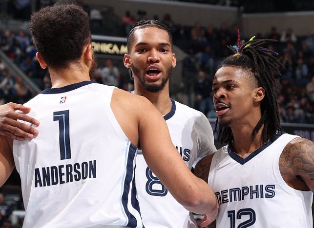 足球国足青训成果显现，小将成多队抢手货（国足青训见成效，年轻球员成各队争夺焦点）