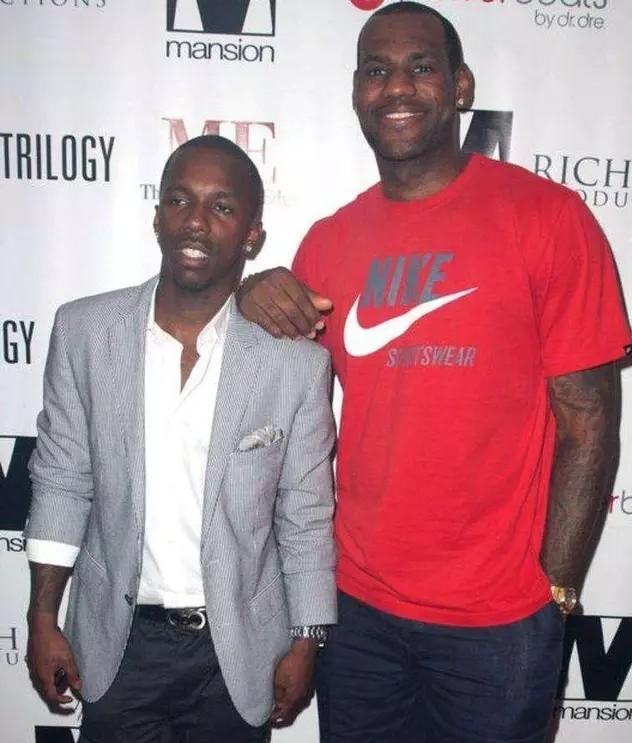 世体：巴萨不提前去斯坦福桥踩场训练，将在比赛当日飞往伦敦（世体：巴萨比赛日当天飞赴伦敦，不提前在斯坦福桥踩场）